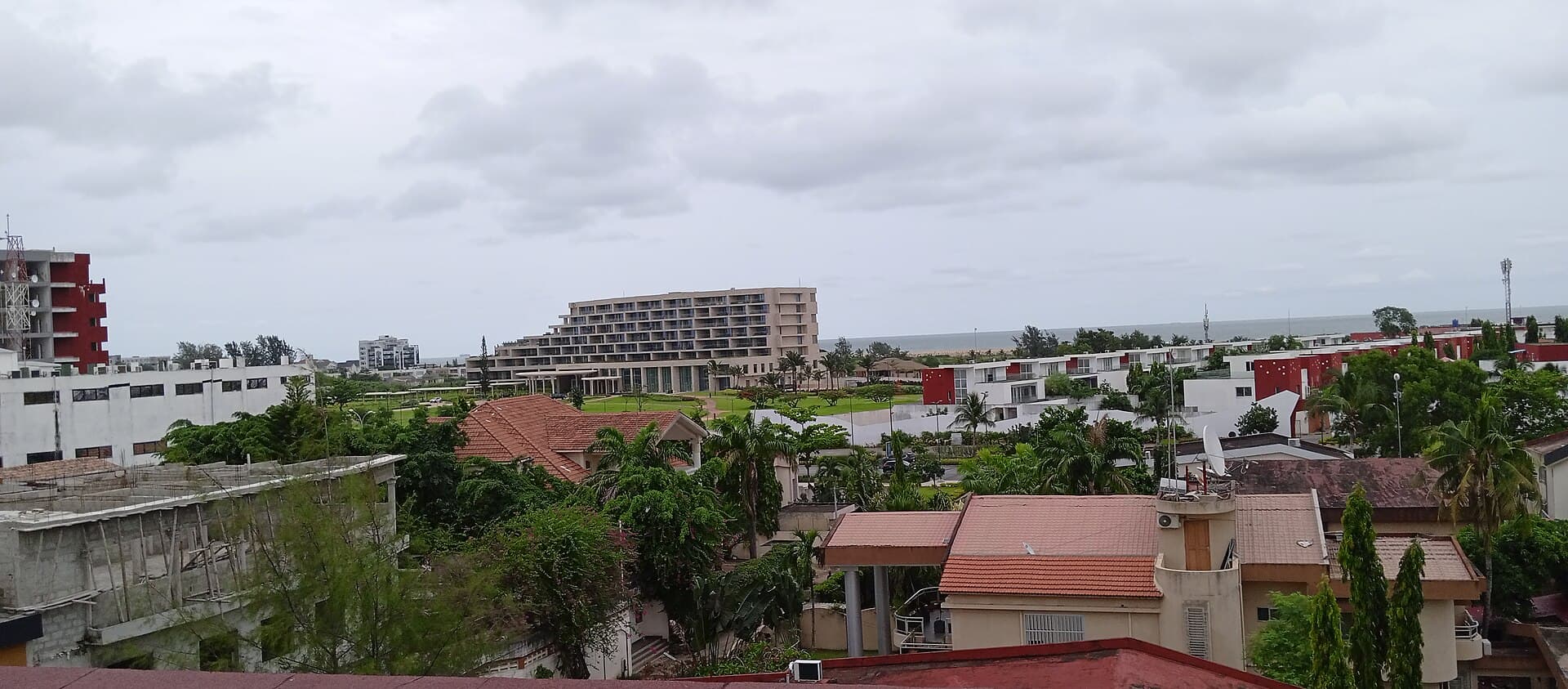 Vue de Cotonou au Bénin au coucher du soleil, symbole de réussite des entreprises locales