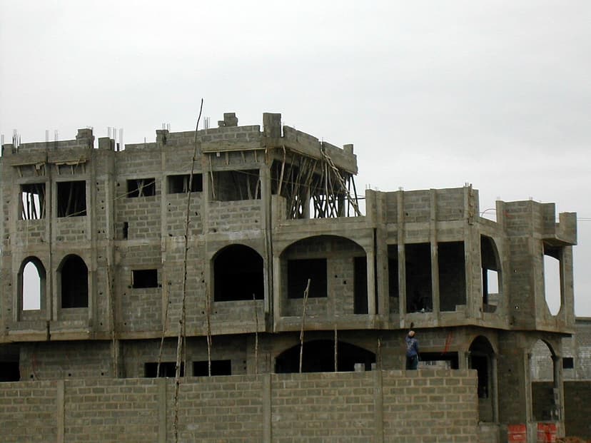Immeuble en béton en construction (BTP) au Bénin